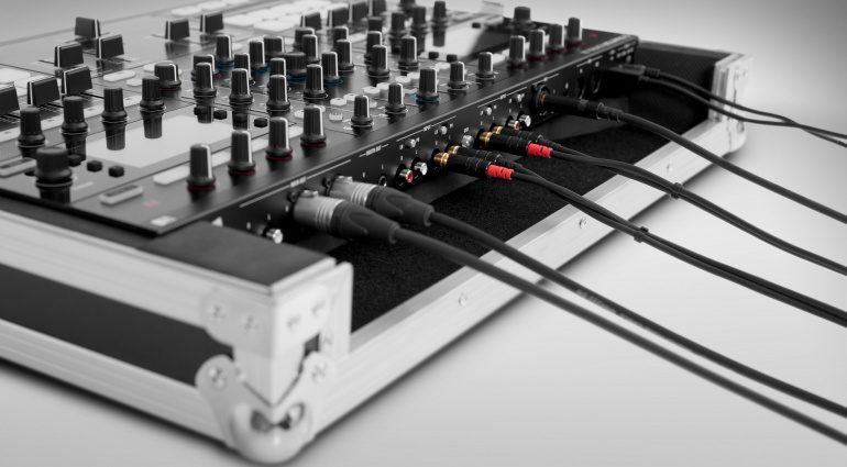 NI Traktor Kontrol S8 FlightCase, abnehmbare Rückseite