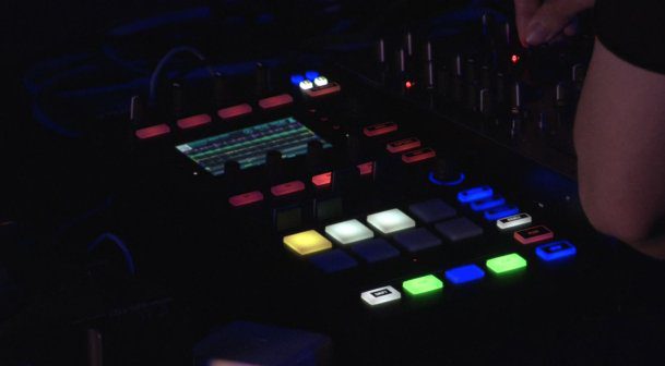 Native Instruments teasert während der WMC neuen Traktor Kontrol D2 DJ-Controller an