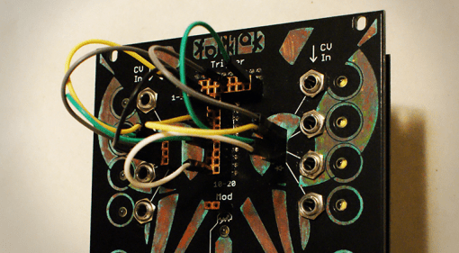 Folktek Matter, Eurorack Drum-Synthesizer, Frontansicht Detail mit Patchkabeln