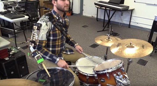 Drummer mit Roboter Arm