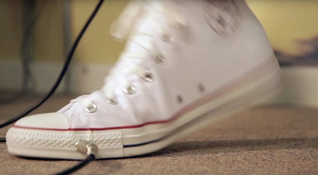 Schuh mit eingebautem WahwahPedal Converse All Wah gearnews.de