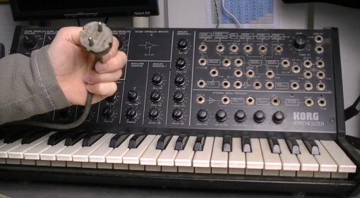 Wer macht denn so etwas? Korg MS-20 auf einer Müllhalde gefunden. 