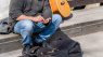 Straßenmusiker zaehlt Geld