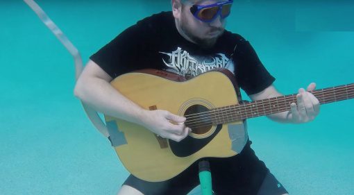 Akustik Gitarre unter Wasser Klang Taucherbrille