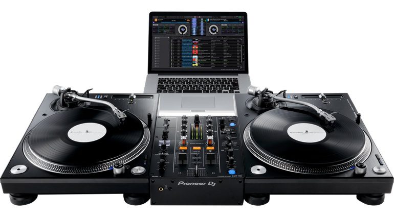 Pioneer DJM-450 mit PLX-Turntables