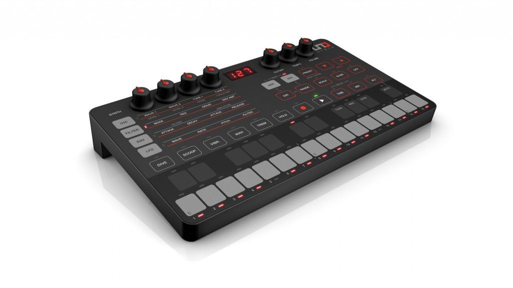 IK Multimedia UNO Synthesizer Slant