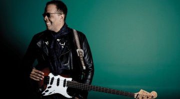 Stanley Clarke mit seinem Stratocaster-Bass.