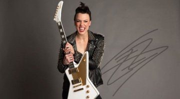 Lzzy Hale scheint mit ihrer neuen Epiphone Explorer sehr glücklich zu sein!