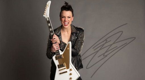 Lzzy Hale scheint mit ihrer neuen Epiphone Explorer sehr glücklich zu sein!