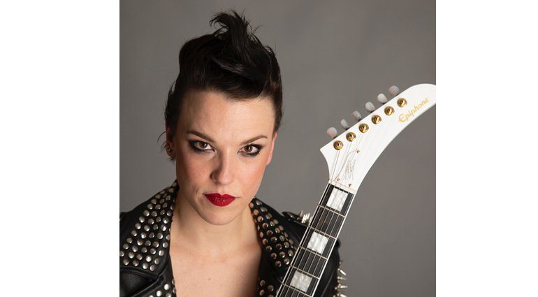 Lzzy Hale mit ihrer neuen Epiphone Explorer.