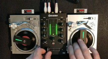 Miniatur DJ-Setup mit zwei Crosley RSD3, Raiden RPM-100 und MWM Phase
