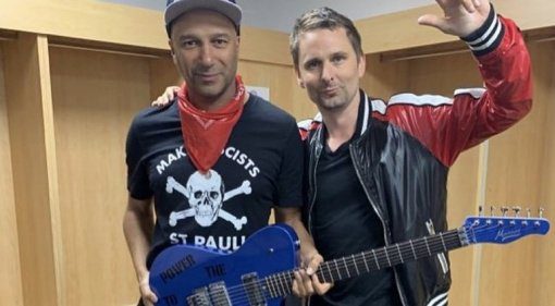 Matt-Bellamy-gists-Tom-Morellow-a-Manson-Guitar-Works-guitar