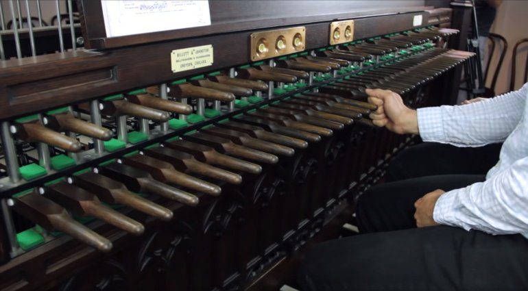 Großes Instrument Das größte Instrument der Welt? Es wiegt 100 Tonnen und ist 62 m hoch ...