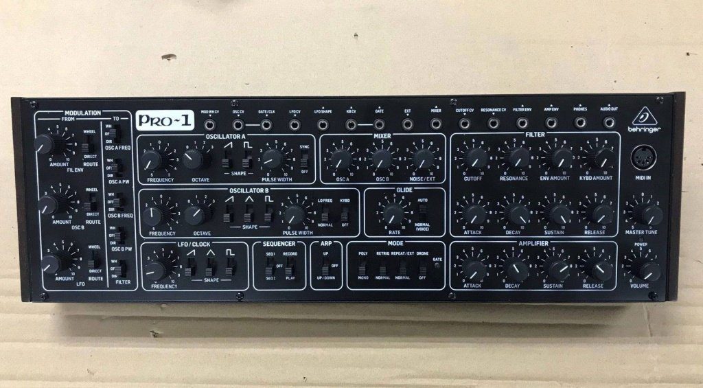 Behringer Pro-1 Bass-Synthesizer wird ausgeliefert!