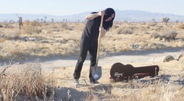 Guitar Max vergraebt Gitarre in der wüste 2