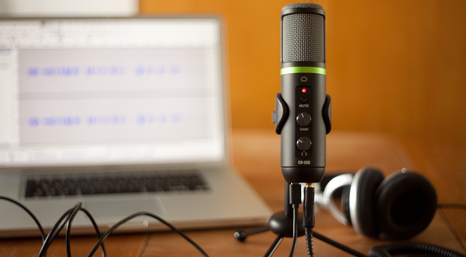 Angecheckt: Mackie EM-USB – Mikrofon für Podcasting, Streams und mehr | gearnews.de