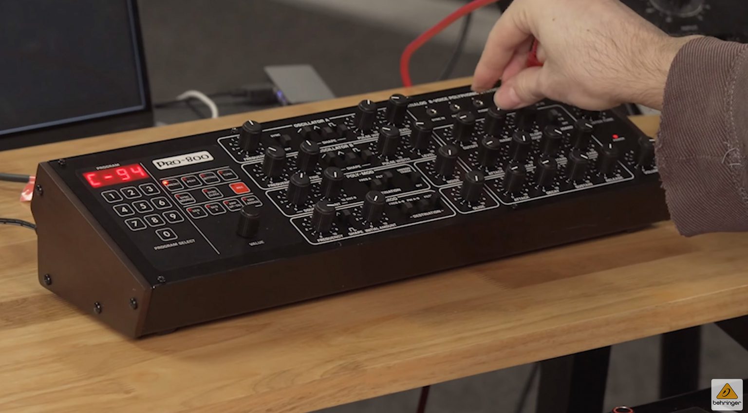 Behringers EMSClone Synthi B endlich erstmals als echtes Gerät gezeigt