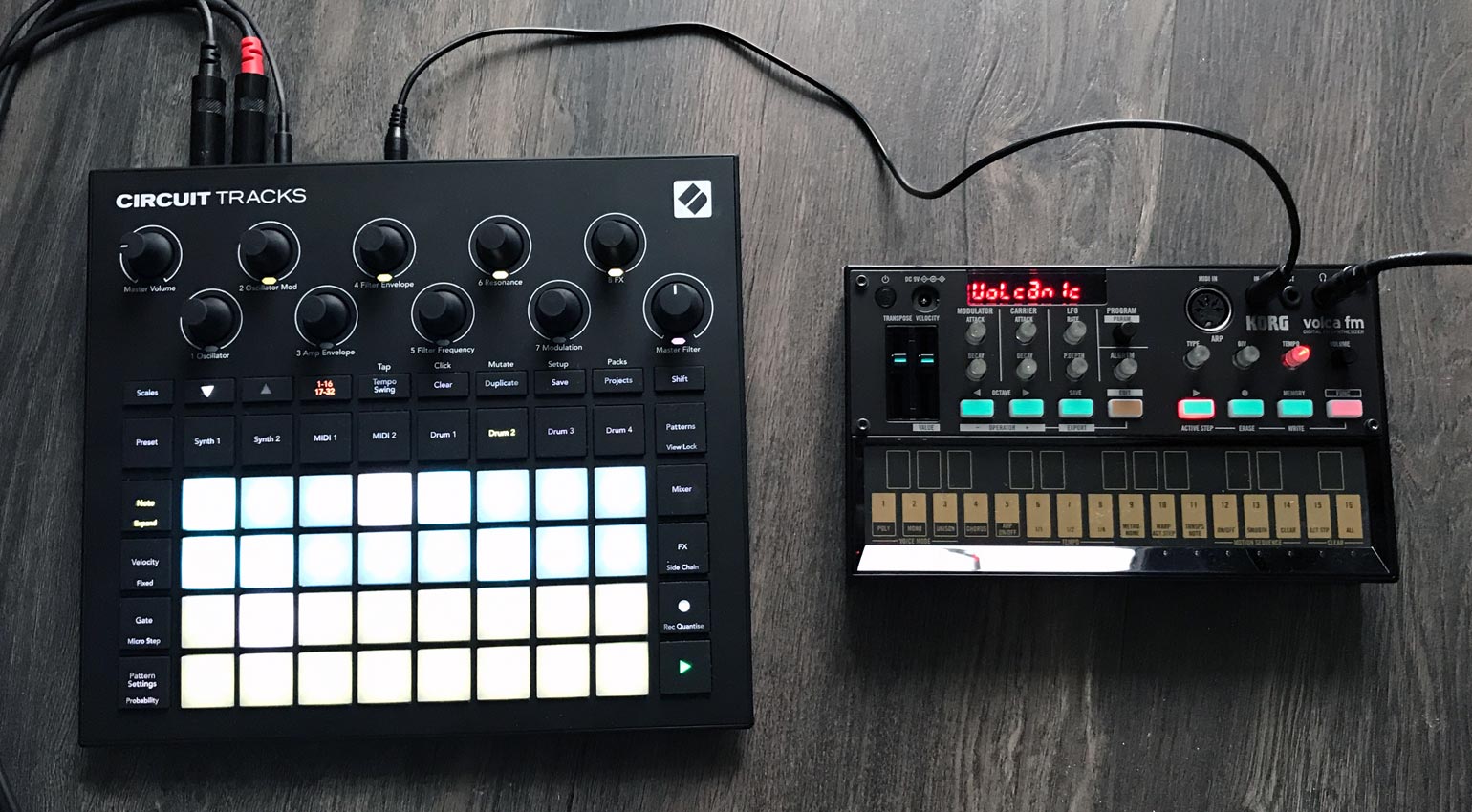 Korg Volca FM über analogen Sync Out mit Circuit Tracks synchronisiert