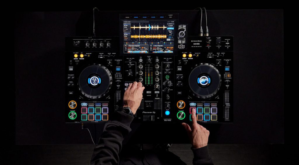 Die besten Standalone-DJ-Controller: 5 Top-All-in-one-Systeme für DJs ...