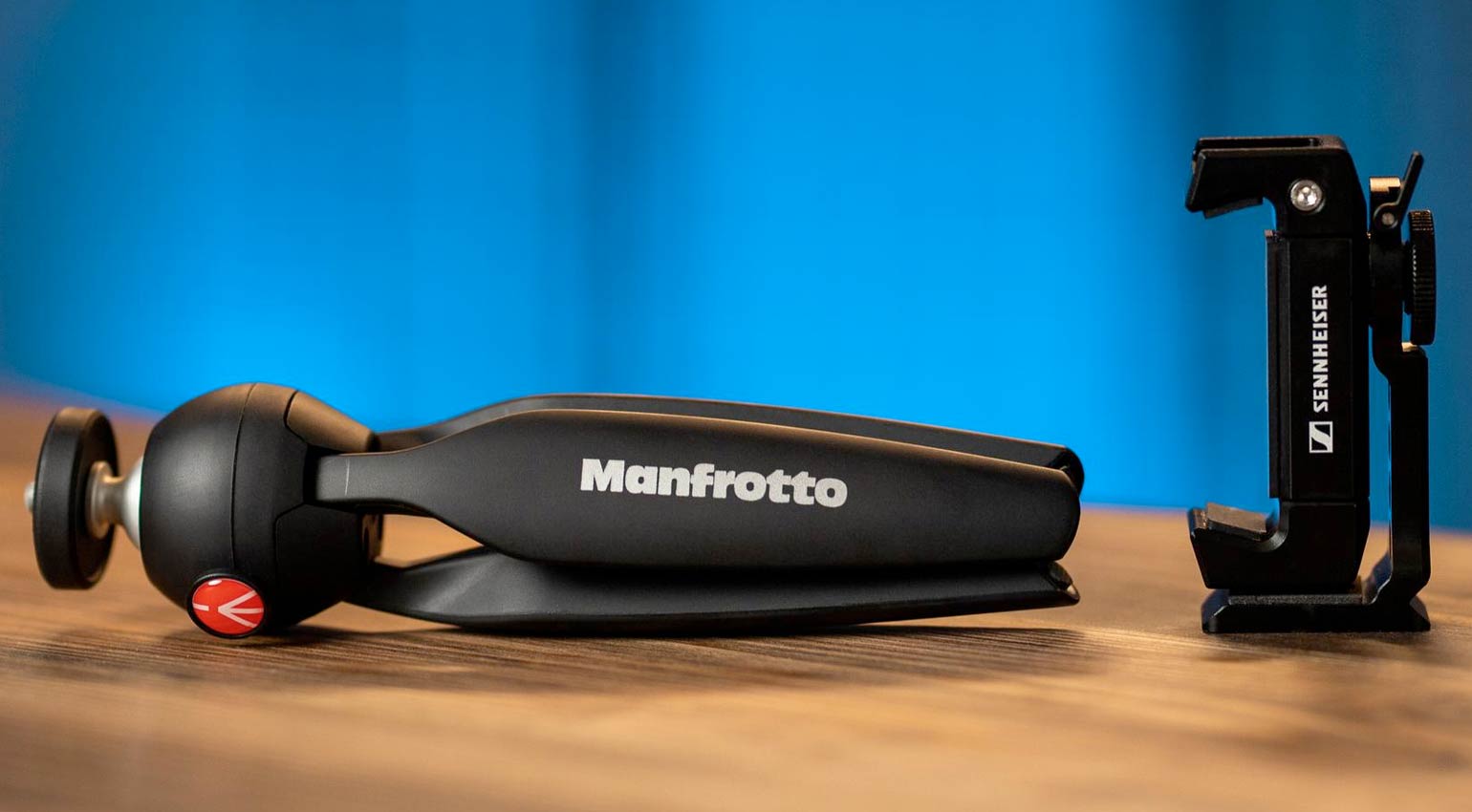 Manfrotto PIXI Mini-Stativ und Sennheiser Smartphone-Klemme