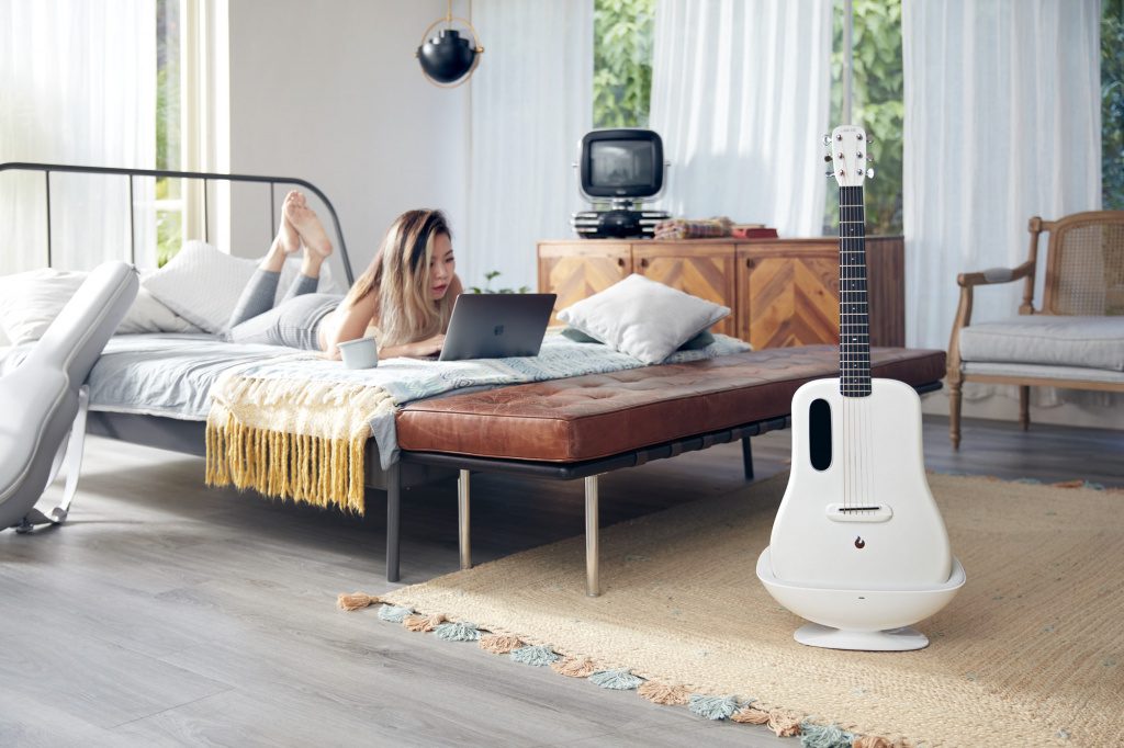 Space Charging Dock: Akustikgitarre mit Ladestation.