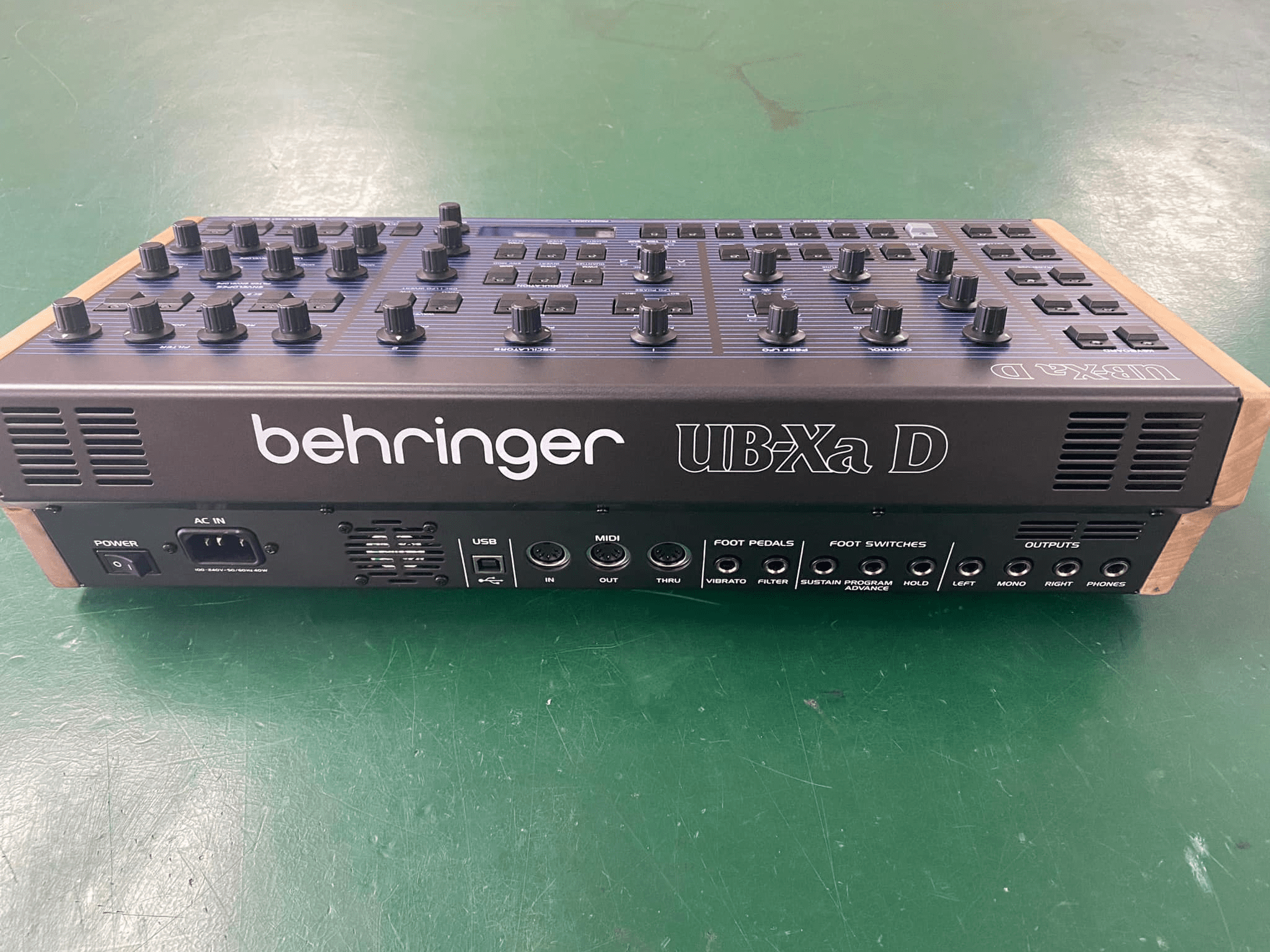 BEHRINGER UB-XA Desktop Rückansicht