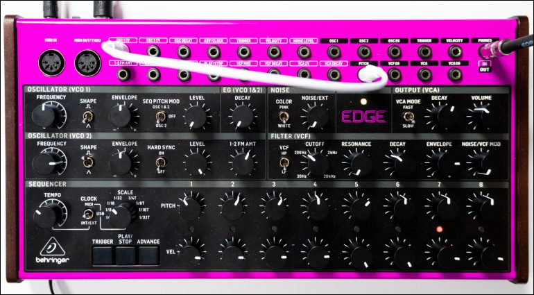 Behringer Edge: Moog DFAM Klon in knalligem lila-pink