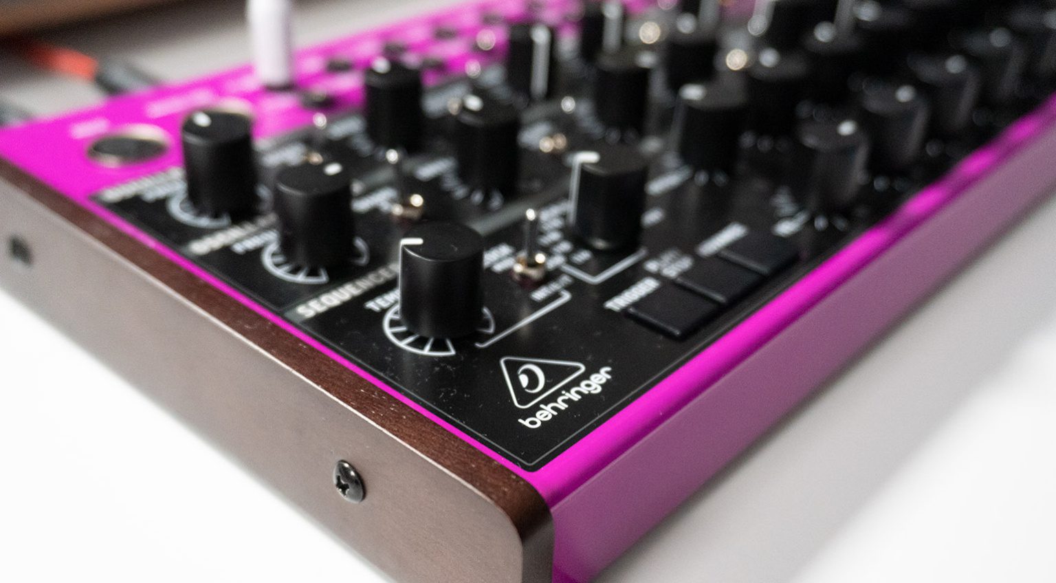 Behringer Edge moderner DFAM 2.0 in knalligem lilapink gearnews.de