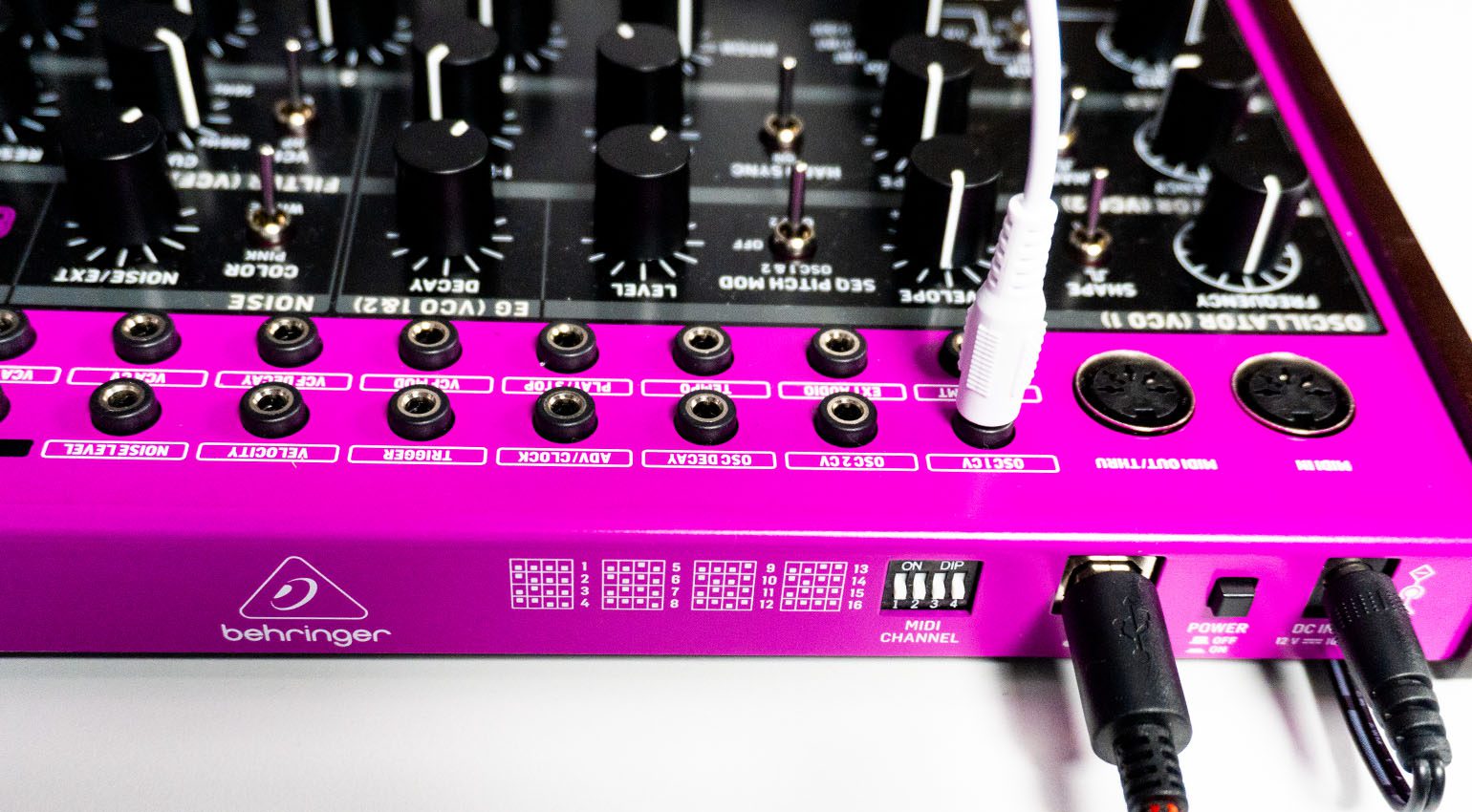 Behringer Edge: Moog DFAM Klon in knalligem lila-pink
