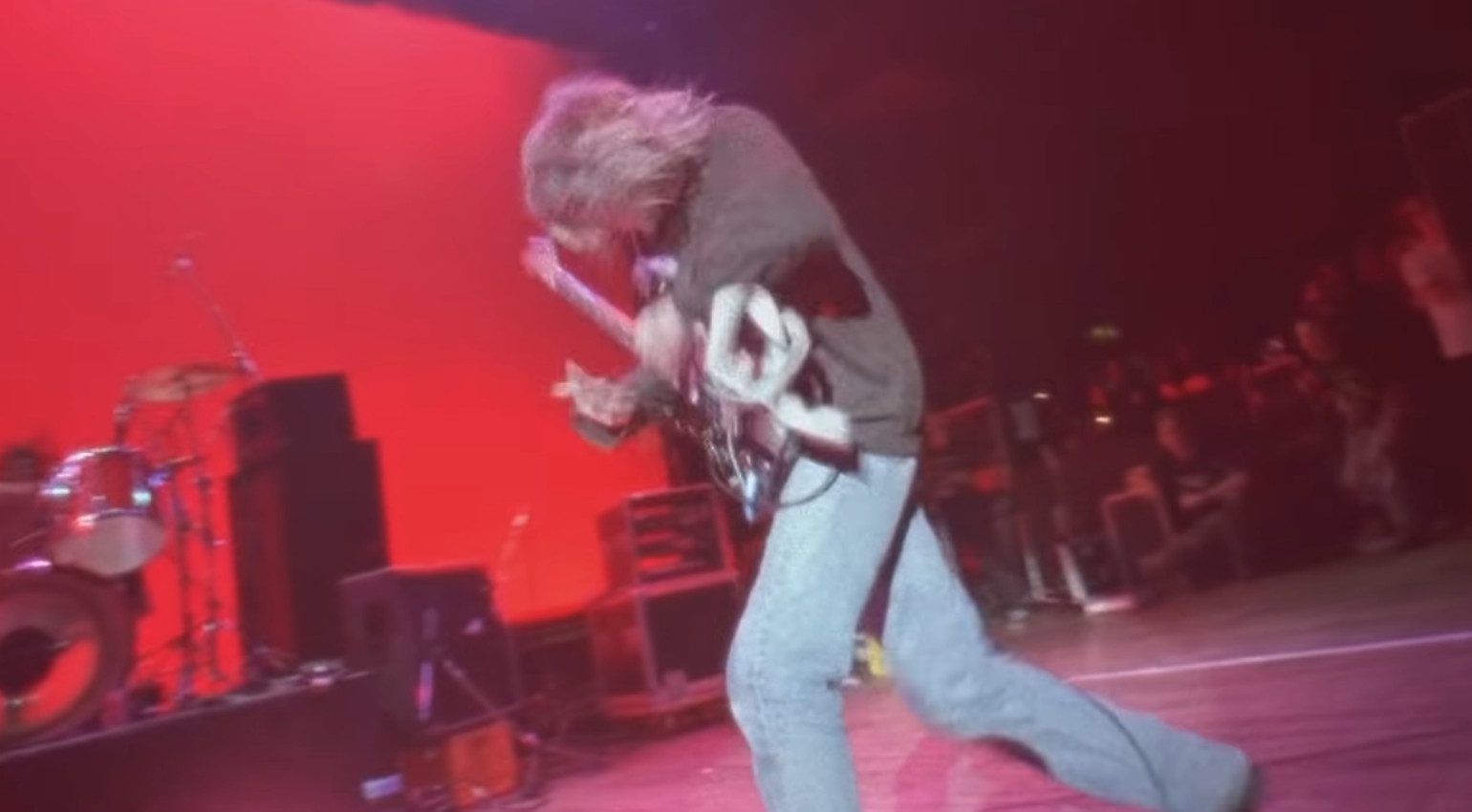 Kurt Cobain zerstoert Stratocaster