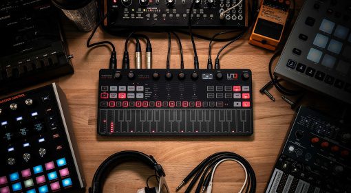 IK Multimedia UNO Synth Pro Black Edition