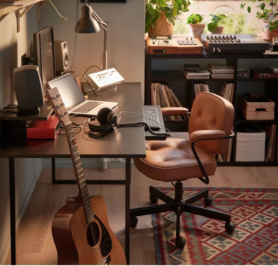 Studiotisch, Pantoffeln und Plattenspieler bei Ikea OBEGRÄNSAD
