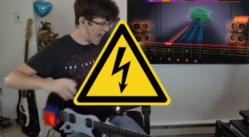 Hochspannungszeichen, im Hintergrund schreit ein Mensch an einer E-gitarre