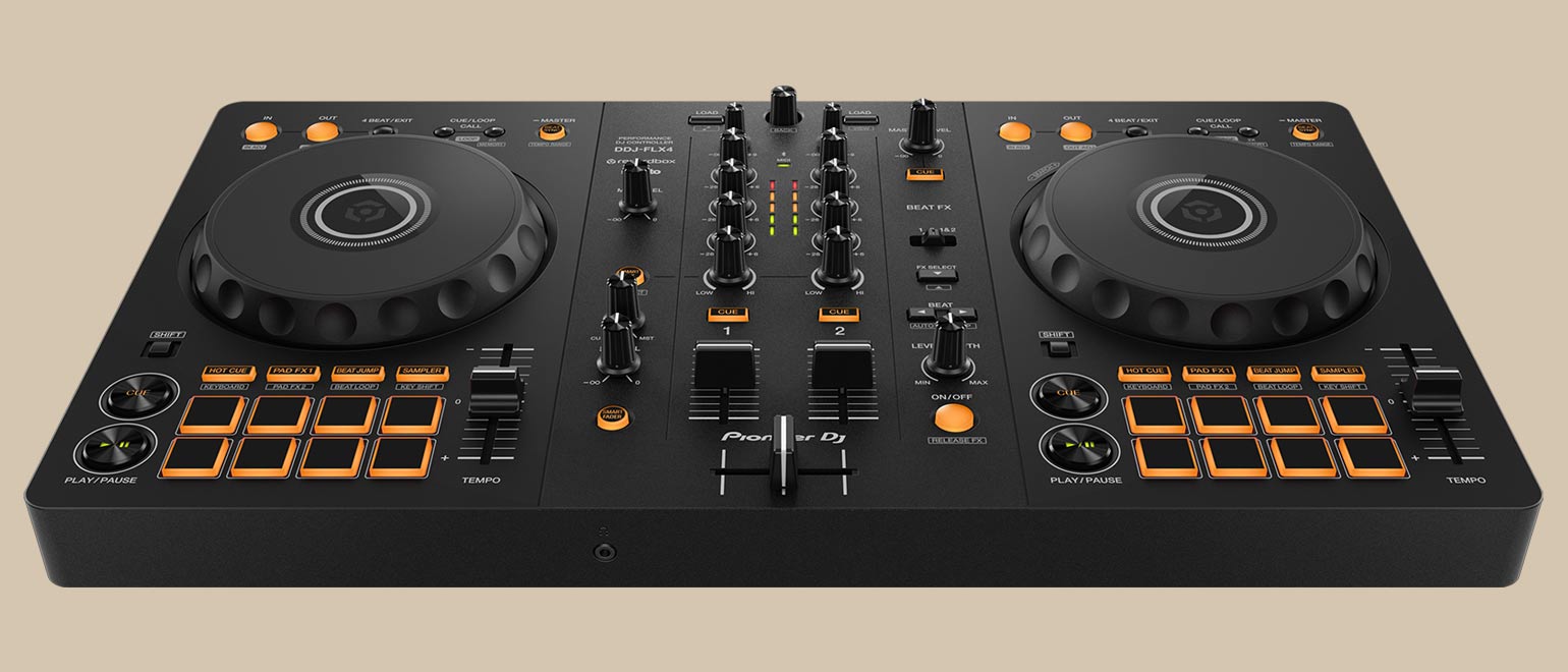 Mit dem Einsteiger-Controller Pioneer DJ DDJ-FLX4 ergibt sich bereits ein kompaktes DJ-Setup