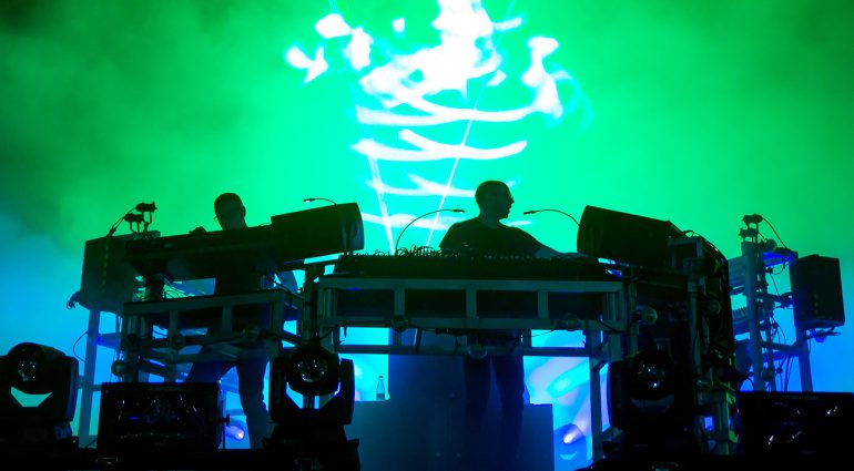 Die Chemical Brothers live 2015 - Das Mischpult steht im Mittelpunkt des Setups