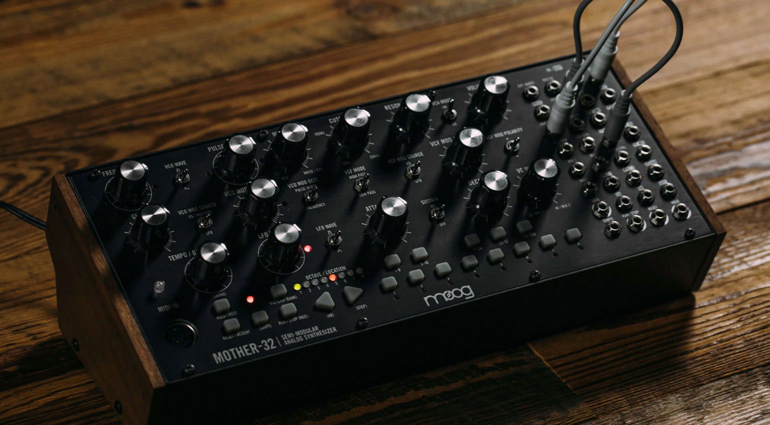 Wie der Behringer Crave hat der Moog Mother-32 eine dedizierte Patchbay an einer Seite.