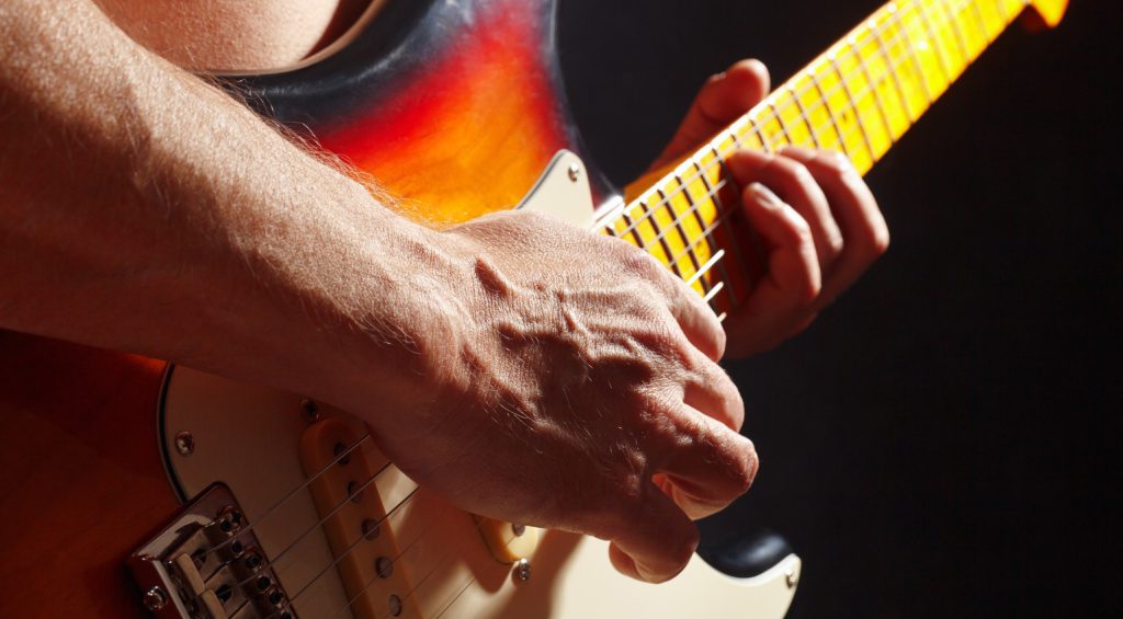 Nackte Haut auf der Gitarre für mehr Halt