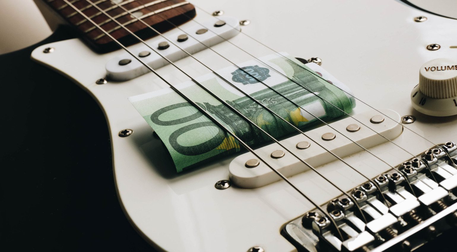 Gitarren Geld unter Saiten