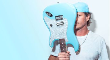 Fender Tom DeLonge Stratocaster: Die Blink-182 Signature kommt wieder!