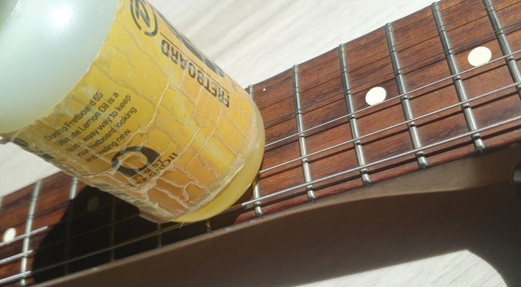 E-Gitarre pflegen: Lemon Oil für das Griffbrett