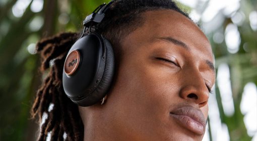 Positive Vibration Frequency: Bob Marleys Erben machen Kopfhörer