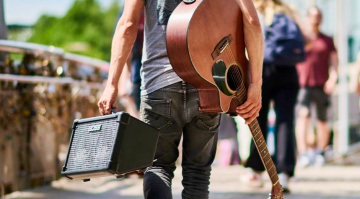 Die besten Akustikgitarren-Amps: 7 Verstärker für Bühne, Straßenmusik und Zuhause