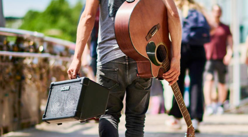 Die besten Akustikgitarren-Amps: 7 Verstärker für Bühne, Straßenmusik und Zuhause