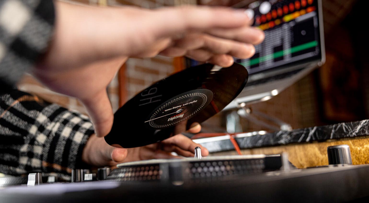 Hercules DJControl Inpulse T7 will mit kleinen Vinyl-Scheiben für Turntable-Feeling sorgen