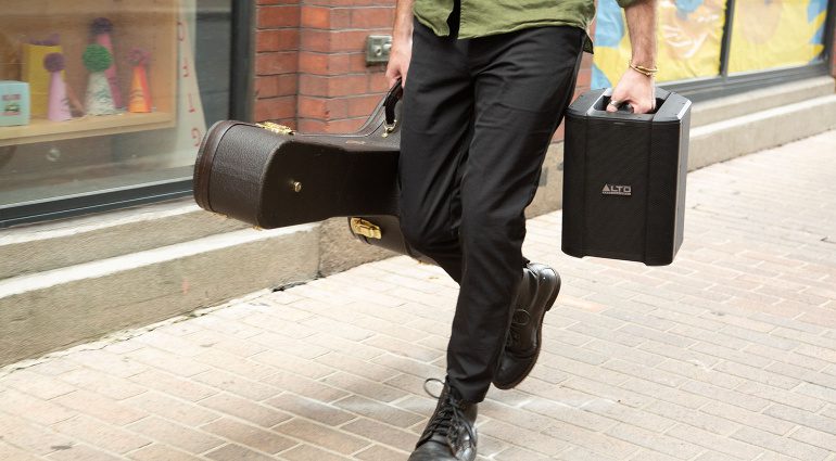 Alto Professional Busker ist ein kleiner PA-Lautsprecher mit Akku