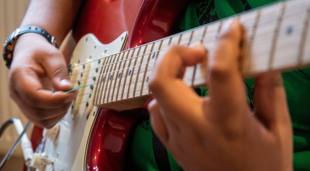 Auch für Kinder geeignet - E-Gitarren als Weihnachtsgeschenk