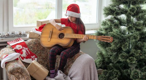 Eine Gitarre als Weihnachtsgeschenk