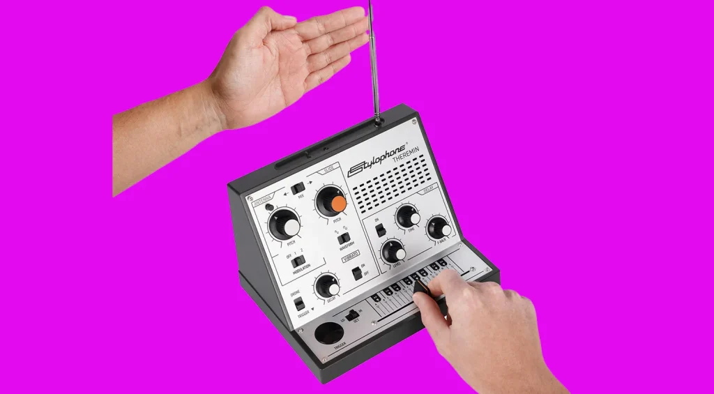 Dubreq Stylophone Theremin wird mit Handbewegung gespielt.