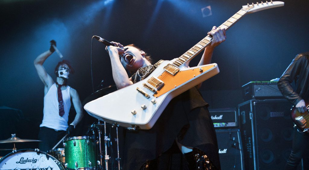 Lzzy Hale mit weißer Gibson Explorer