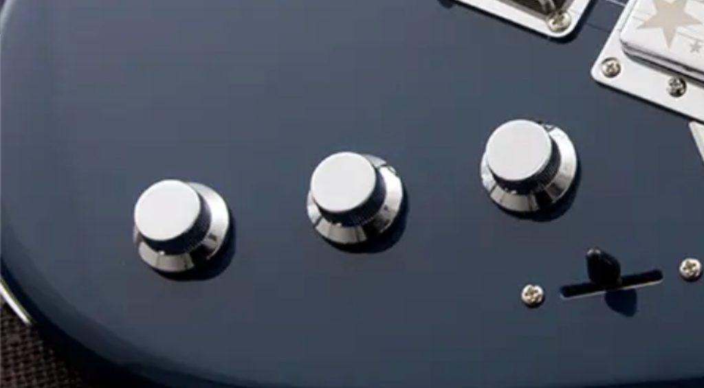 Die verchromten Regler des Reverend Guitars Drop Z